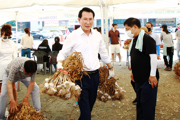 이완섭 서산시장이 2일 농산물 직거래 특판전을 방문해 농산물 판매를 돕는 모습