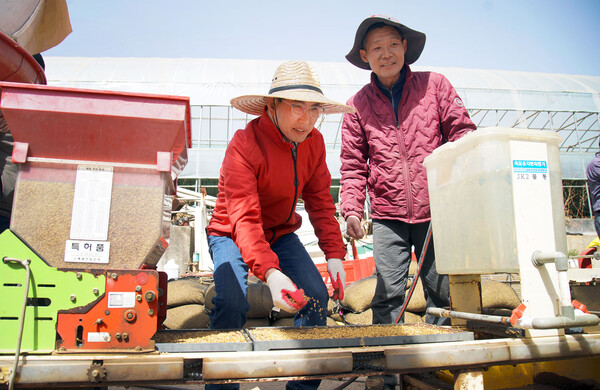 이완섭 서산시장이 12일 대산읍 운산리에서 볍씨 파종을 하며 지역 농가들과 소통하는 모습