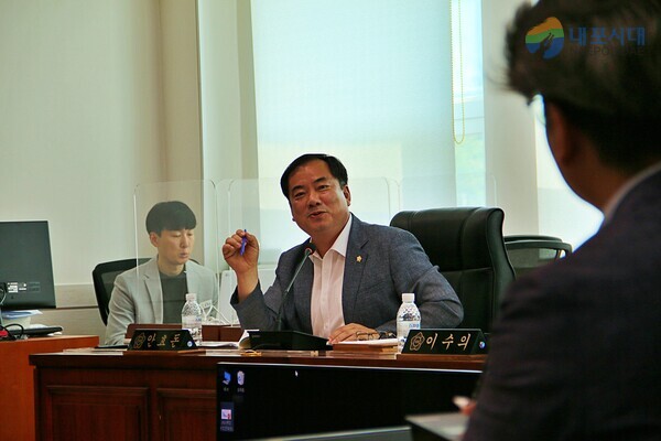 안효돈 시의원이 대산공단의 국가산단 신청과 관련 질의하고 있다.
