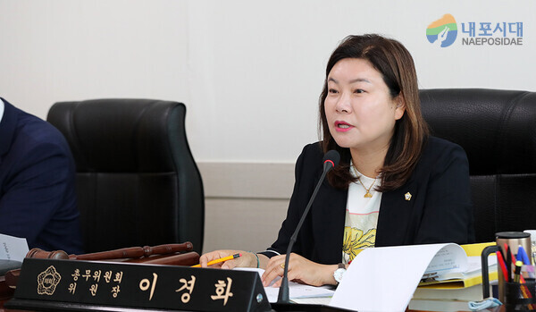 이경화 총무위원장이 서산시 신청사 입지선정에 대해 질의하고 있다.