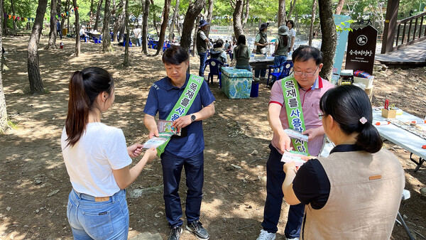 지난 17일 국립 용현자연휴양림에서 열린 목재 이용 권장 홍보캠페인 모습