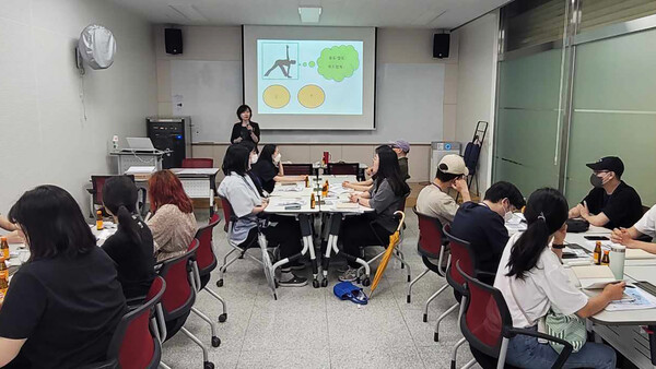 지난 20일 서산시평생학습관에서 청년도전지원사업이 진행되는 모습