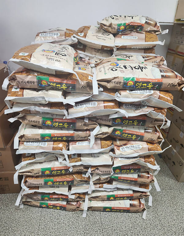 지난 26일 팔봉면 행정복지센터에 LG화학 대산공장에서 기탁한 쌀 88포가 전달됐다.