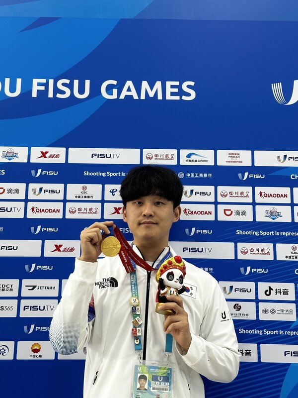 최보람 선수가 2021 제31회 청두 하계세계대학경기대회에서 획득한 메달을 들고 기념사진을 찍은 모습