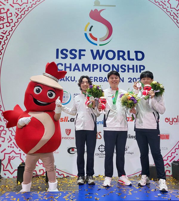2023 ISSF 바쿠 세계사격선수권대회에서 획득한 메달을 들고 기념사진을 찍는 대한민국 선수단(오른쪽 최보람 선수)