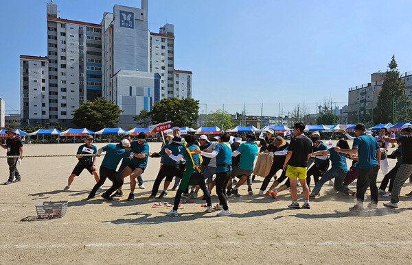 지난 2일 동문1동 서령중학교 운동장에서 열린 체육대회 모습