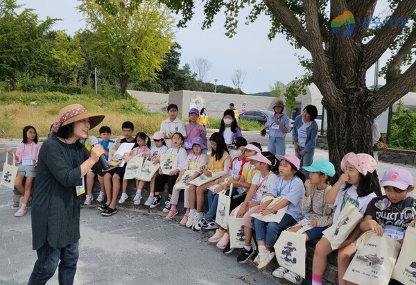 서산교육지원청 역사해설 마을교사 김인숙 선생님의 해미읍성 각자성석에 대한 설명에 귀기울이는 학생들.