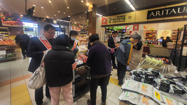 17일 PAT 한국식품 다운타운점과 미시시가점에서 서산시 농특산물을 홍보하는 모습