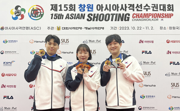제15회 창원 아시아사격선수권대회에서 획득한 메달을 들고 기념사진을 찍는 모습(왼쪽부터 방재현, 이은서, 최보람 선수)