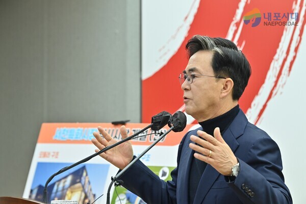 김태흠 충남지사가 30일 도청 프레스센터에서 서천특화시장 복구 관련 기자회견을 하고 있다.