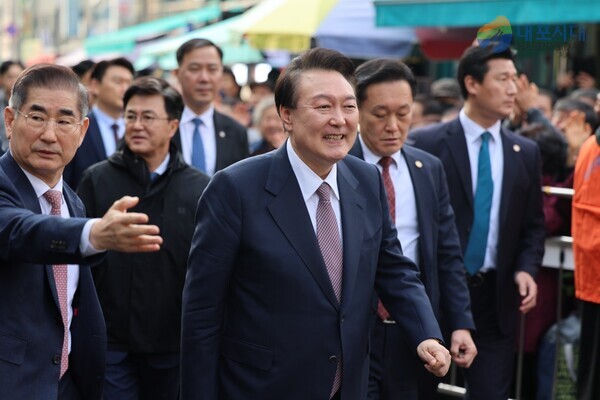 윤석열 대통령이 열다섯번 째  '국민과 함께하는 민생토론회'를 위해 서산을 방문했다.