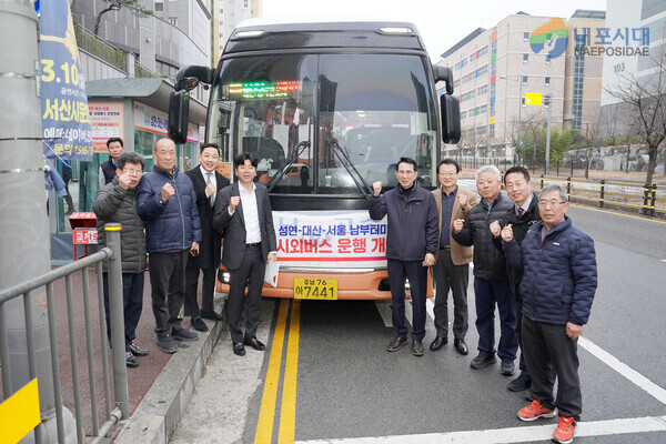 5일 성연 버스정류장에서 이완섭 서산시장이 성연~대산~서울남부터미널 시외버스 첫 운행을 기념했다.